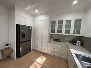 Jääkaappi, mikroaaltouuni, uuni, liesi