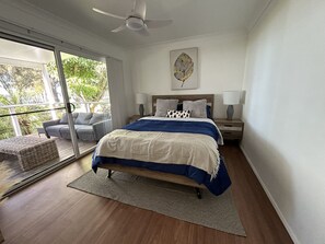 3 habitaciones, escritorio y tabla de planchar con plancha 