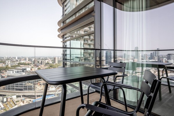 Outdoor dining - Dreamy Shoreditch 1BR w/ Pool & Gym, nr Station & Market, by Blueground (London)