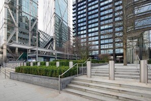 Exterior - Dreamy Shoreditch 1BR w/ Pool & Gym, nr Station & Market, by Blueground (London)
