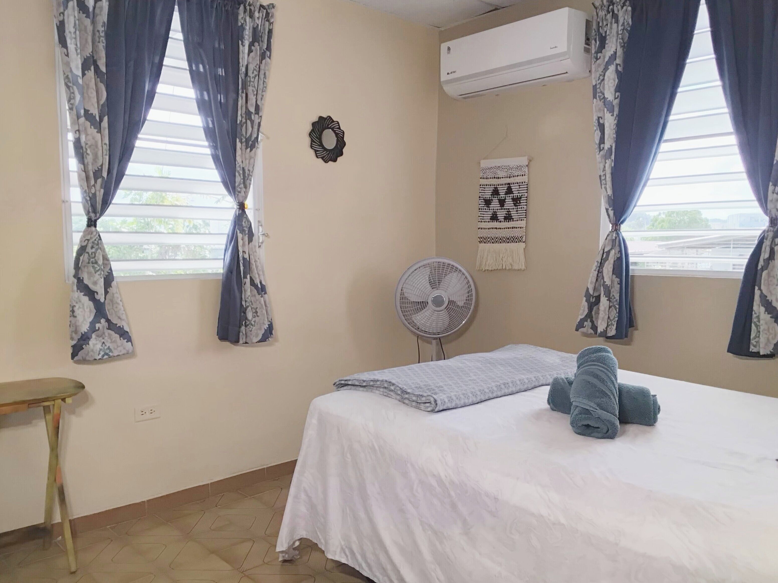 2 quartos, cofres nos quartos, escrivaninha