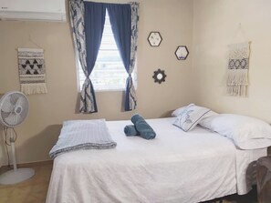 2 dormitorios, caja fuerte, escritorio y tabla de planchar con plancha