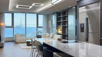 Een koelkast, een magnetron, een kookplaat, een rijstkoker