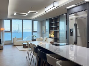 Refrigerador, microondas, placa de cocina, arrocera