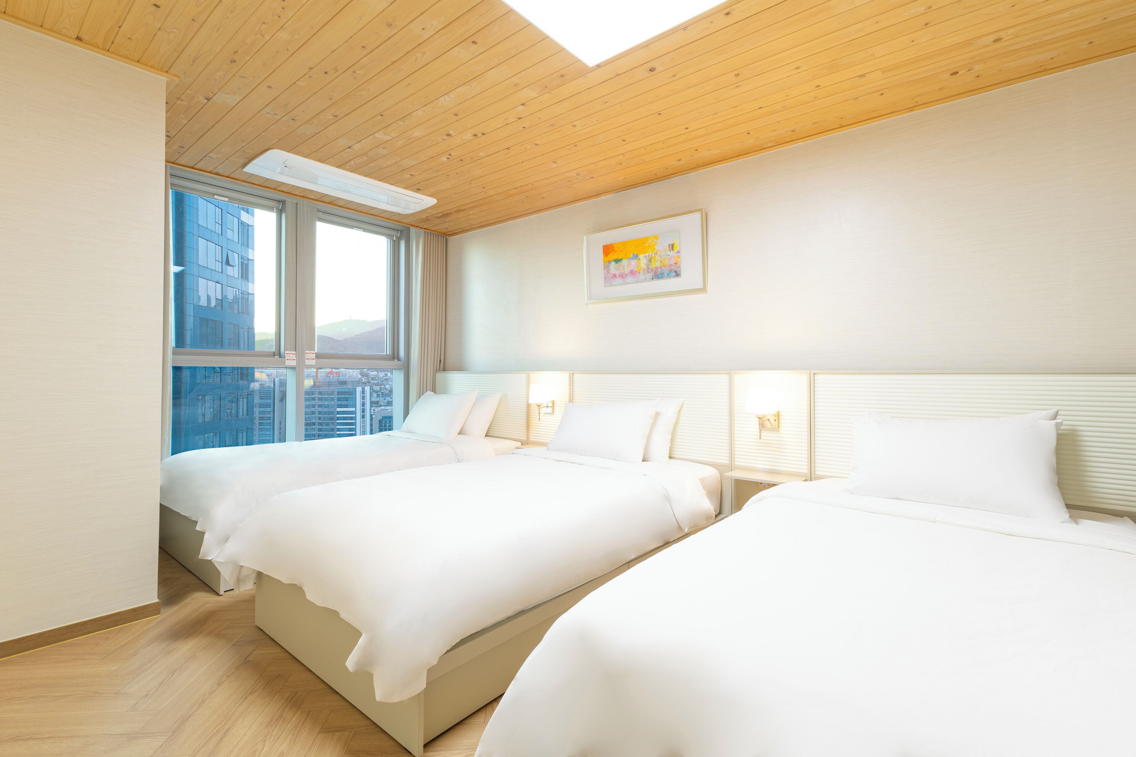 Four Beds Deluxe | 高档床上用品、遮光窗帘、免费 WiFi、床单