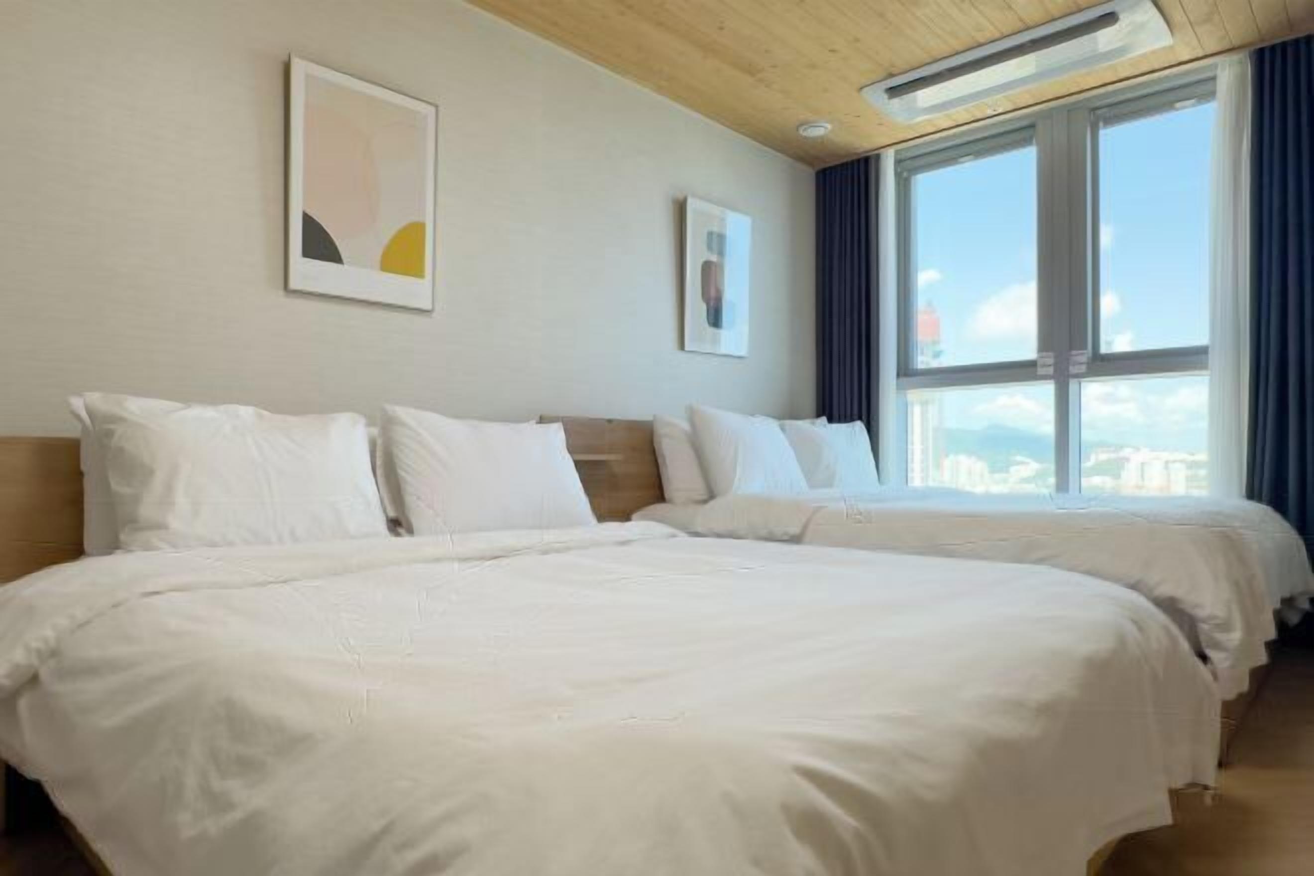 Sängtillbehör av högsta kvalitet, mörkläggningsgardiner och gratis wi-fi