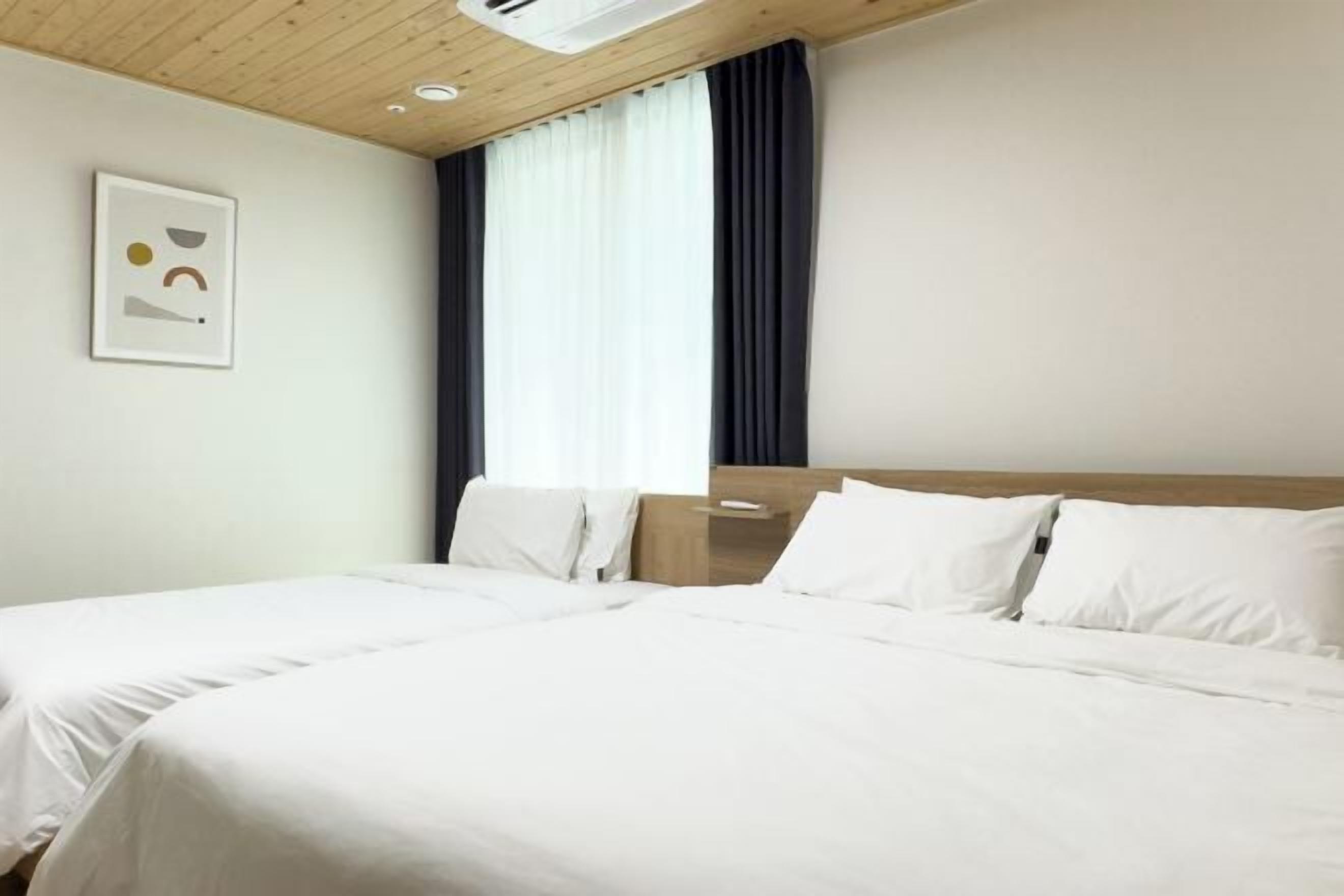 高档床上用品、遮光窗帘、免费 WiFi、床单