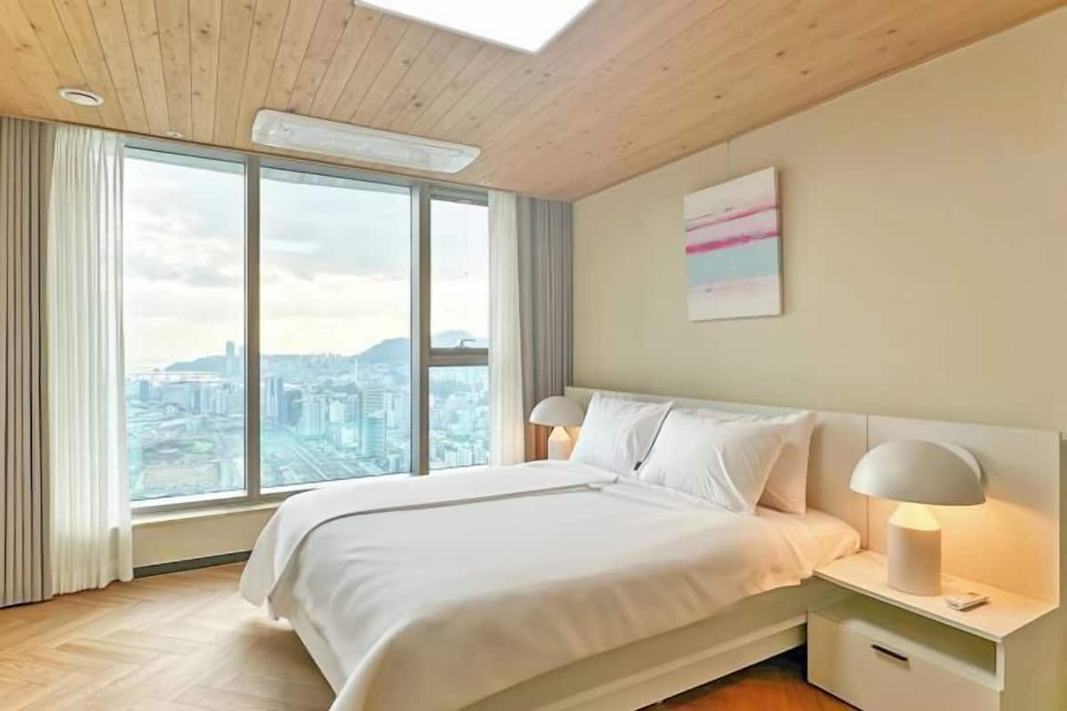 2 bedrooms, premium bedding, blackout curtains, free WiFi