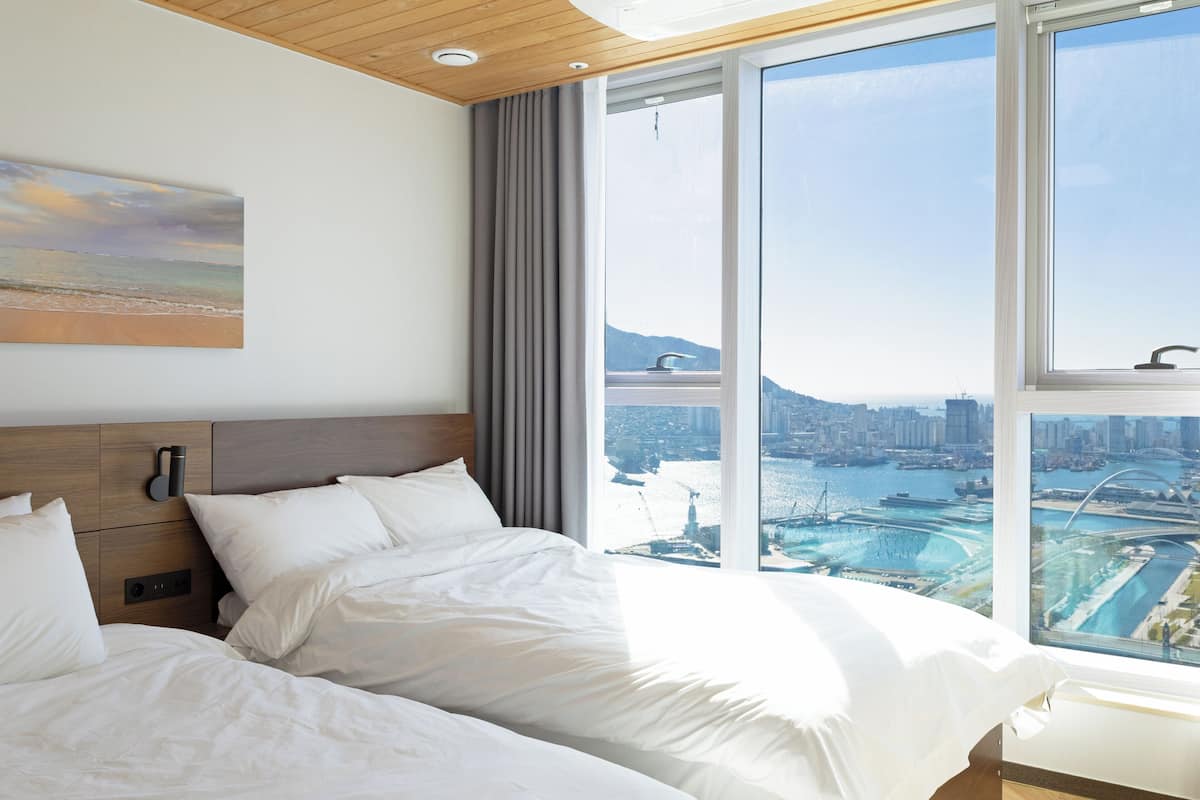 2 bedrooms, premium bedding, blackout curtains, free WiFi