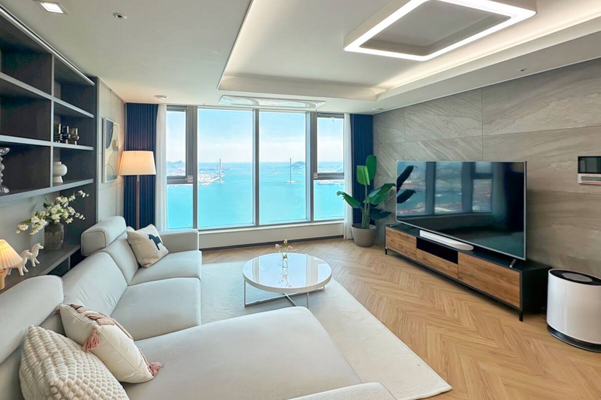 Family Suite Ocean B | منطقة المعيشة | أرضيات مدفأة