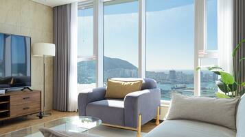 Family Suite Marina C | Premium bedding, blackout drapes, free WiFi, bed sheets