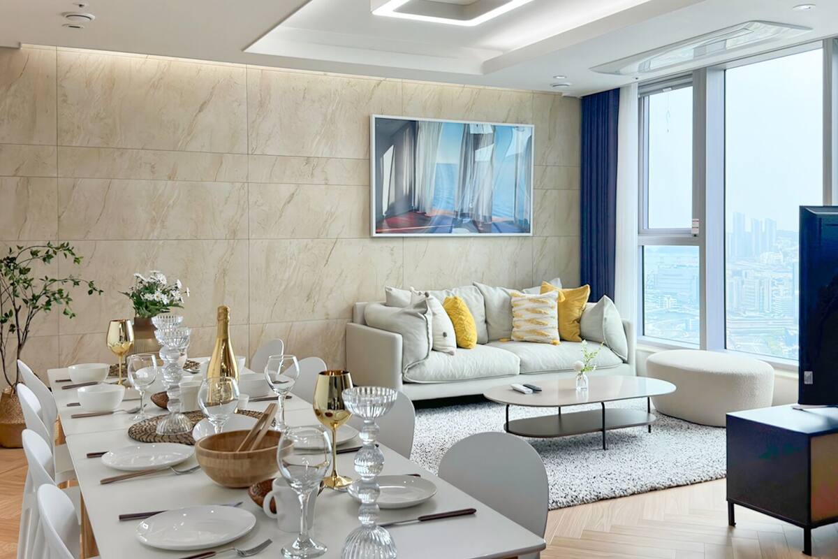 Connecting Suite A | منطقة المعيشة | أرضيات مدفأة