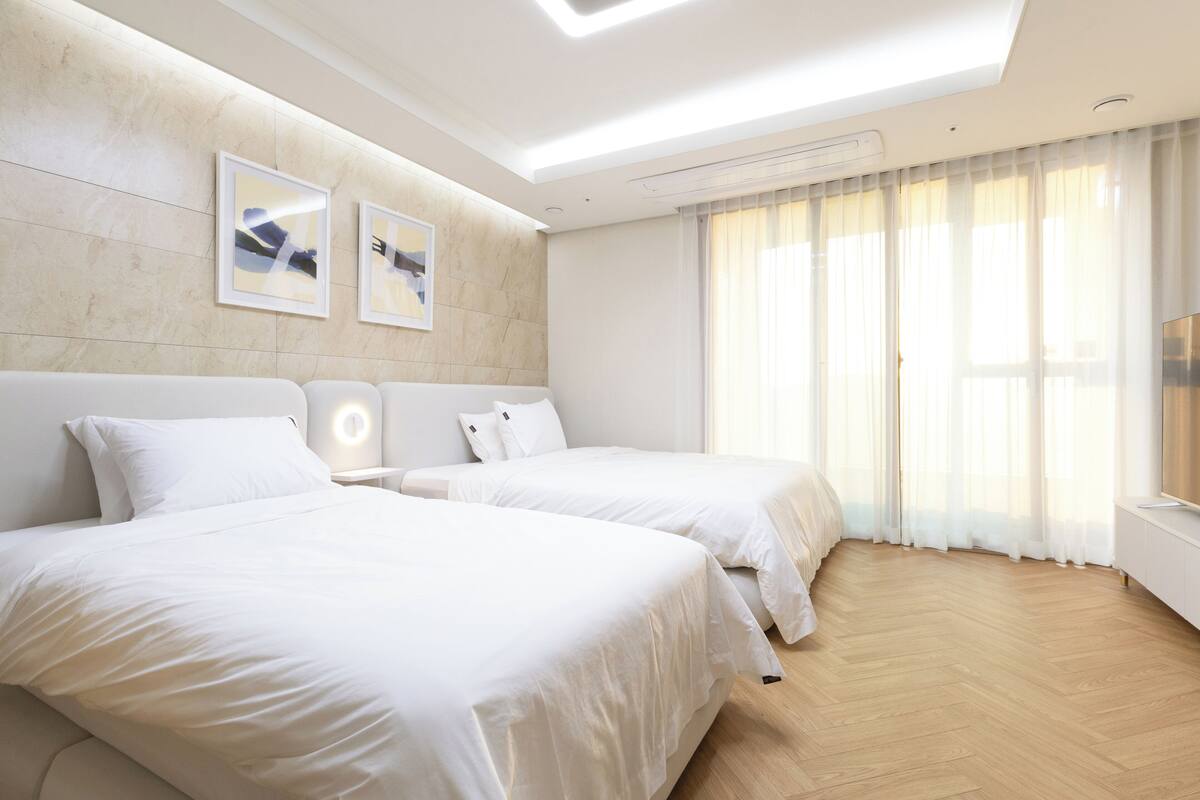 2 bedrooms, premium bedding, blackout drapes, free WiFi