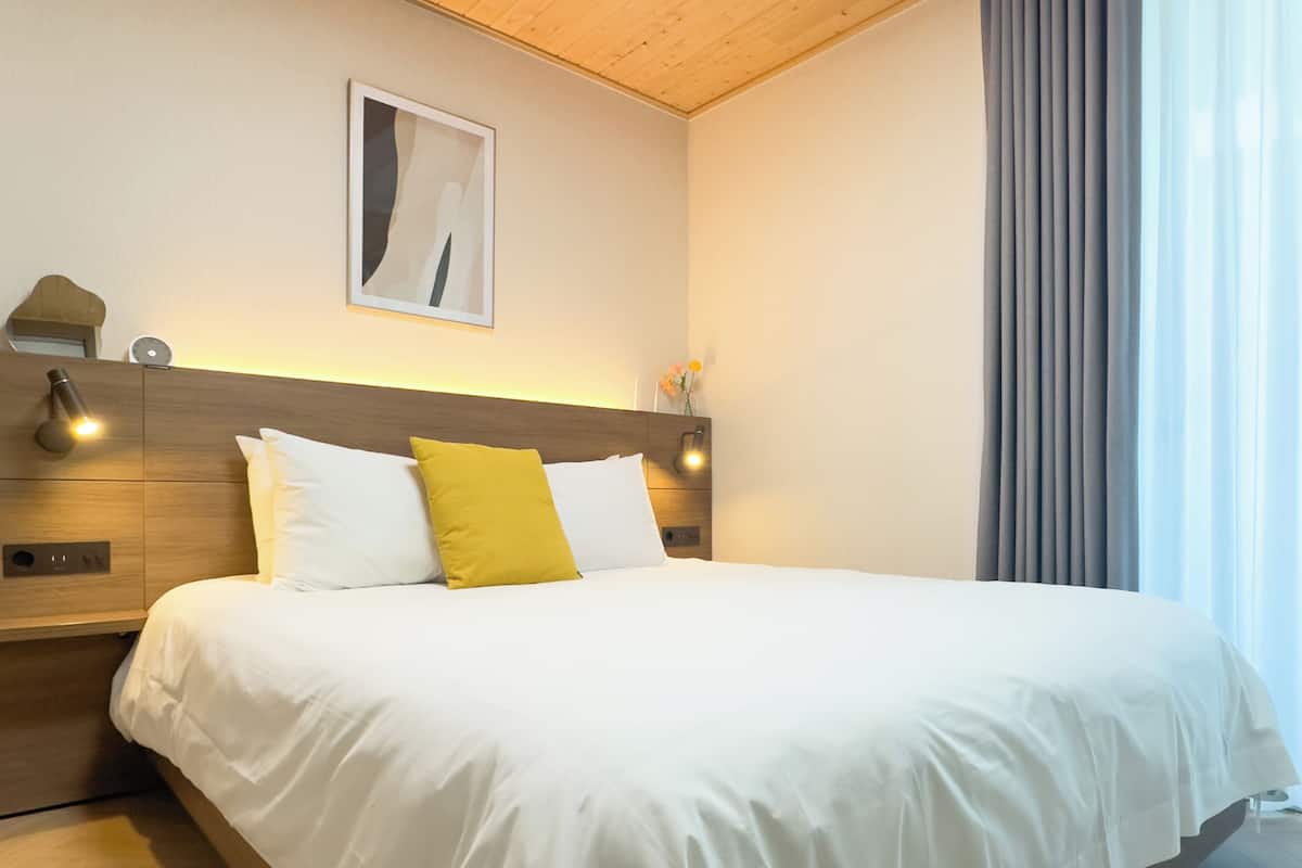 2 bedrooms, premium bedding, blackout drapes, free WiFi