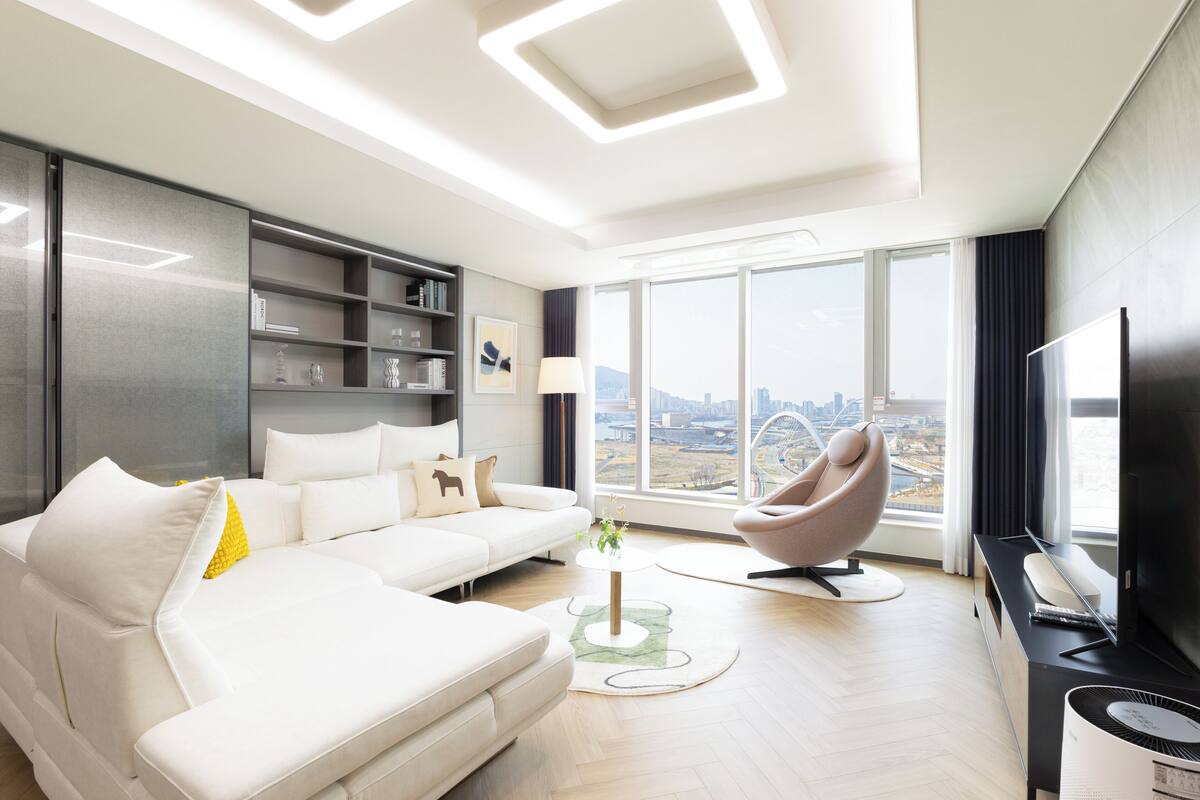 Family Suite Marina B | منطقة المعيشة | أرضيات مدفأة
