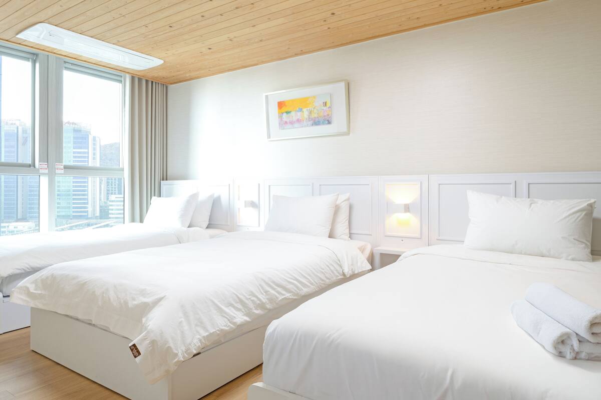 Four Beds Deluxe | أغطية فراش متميزة وستائر تعتيم وواي فاي مجانًا وملاءات أسرّة
