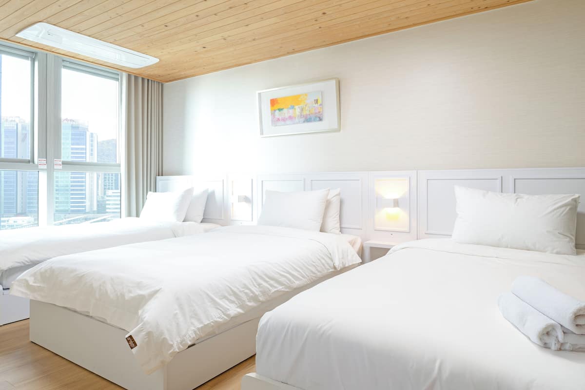 Four Beds Deluxe | Literie de qualité supérieure, rideaux occultants, Wi-Fi gratuit