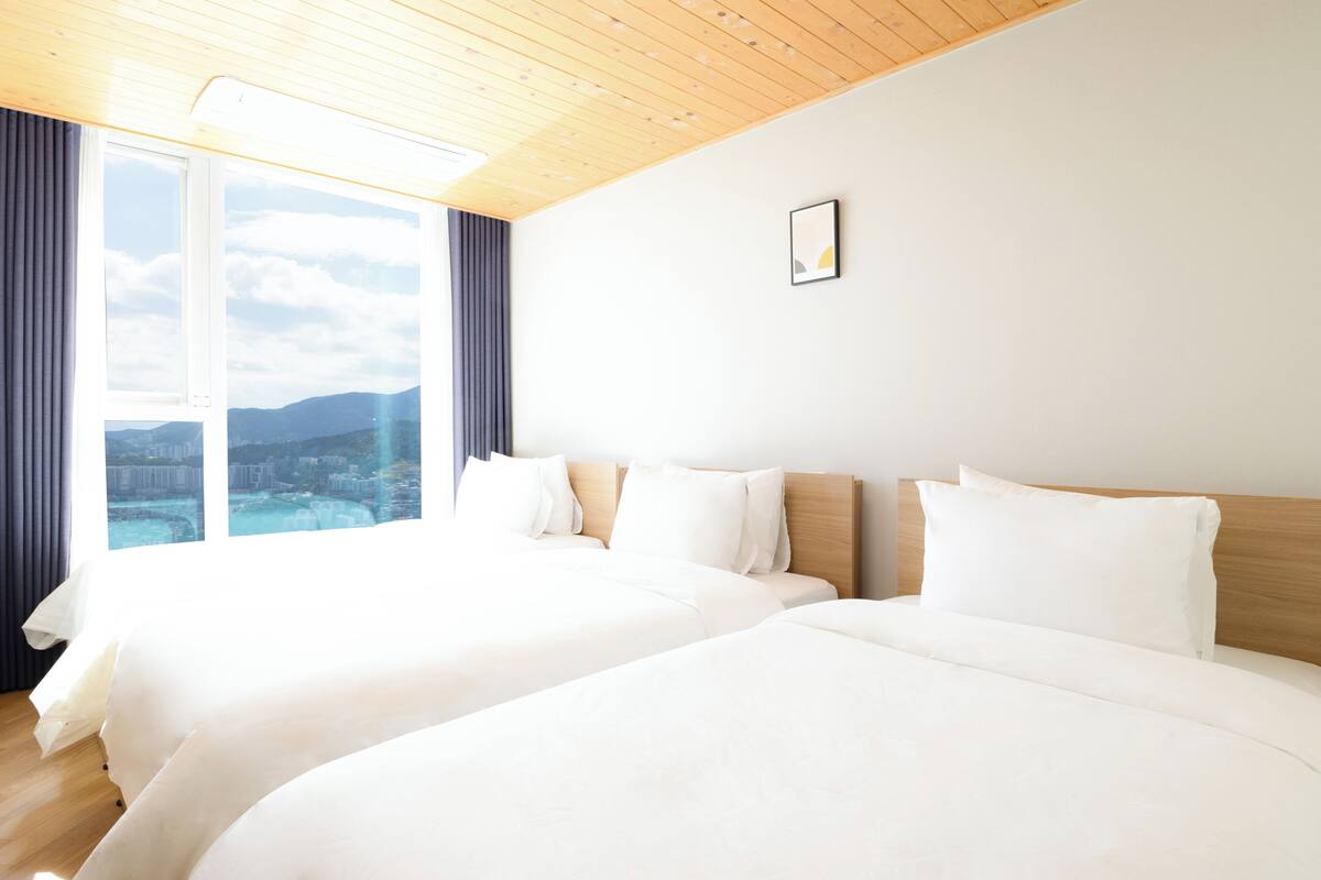 Connecting Suite Seven Bed