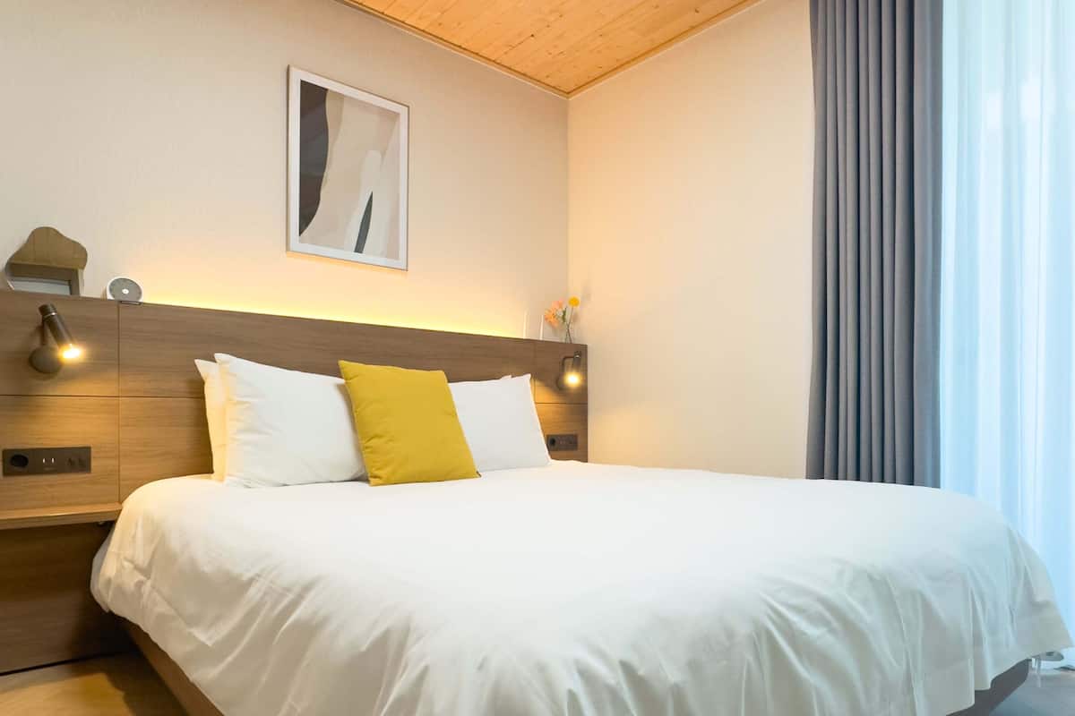 Ocean Deluxe D | 2 bedrooms, premium bedding, blackout drapes, free WiFi