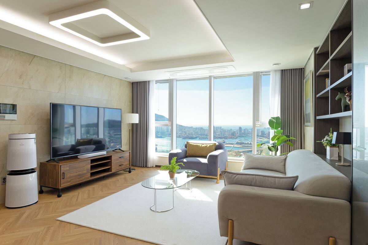 Family Suite Marina C | منطقة المعيشة | أرضيات مدفأة