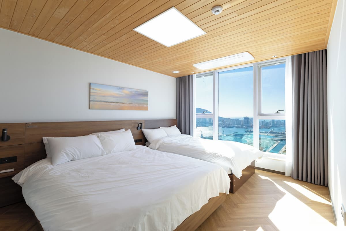 2 bedrooms, premium bedding, blackout drapes, free WiFi