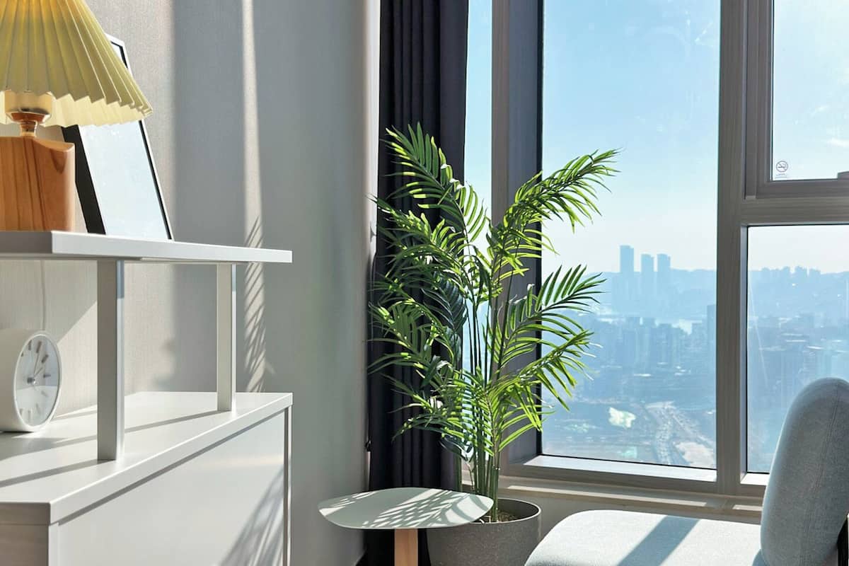 2 bedrooms, premium bedding, blackout drapes, free WiFi