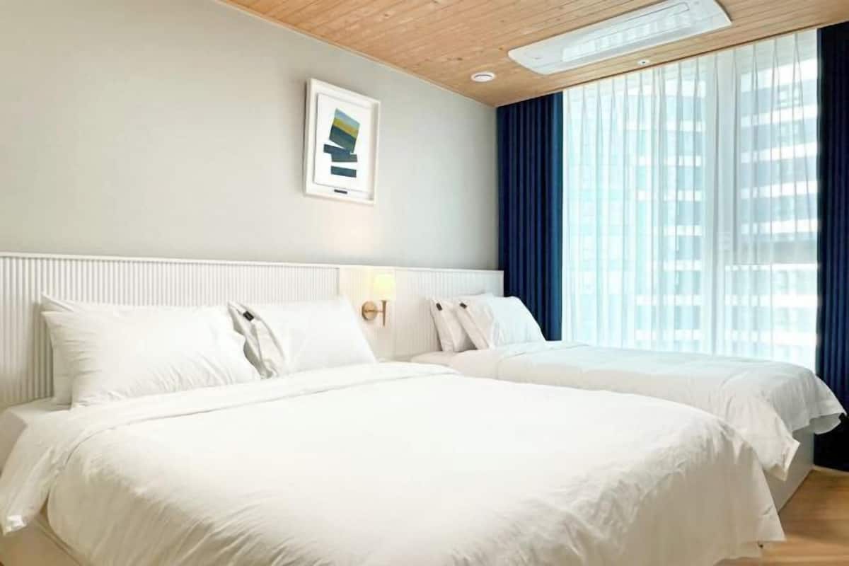 2 habitaciones, ropa de cama de alta calidad y cortinas blackout