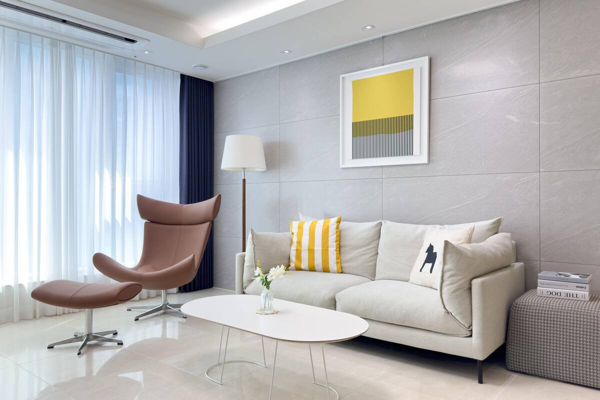 Two Bed Marina A | منطقة المعيشة | أرضيات مدفأة