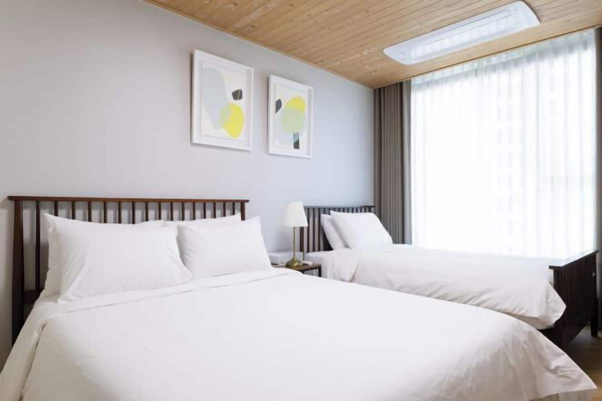 2 habitaciones, ropa de cama de alta calidad y cortinas blackout