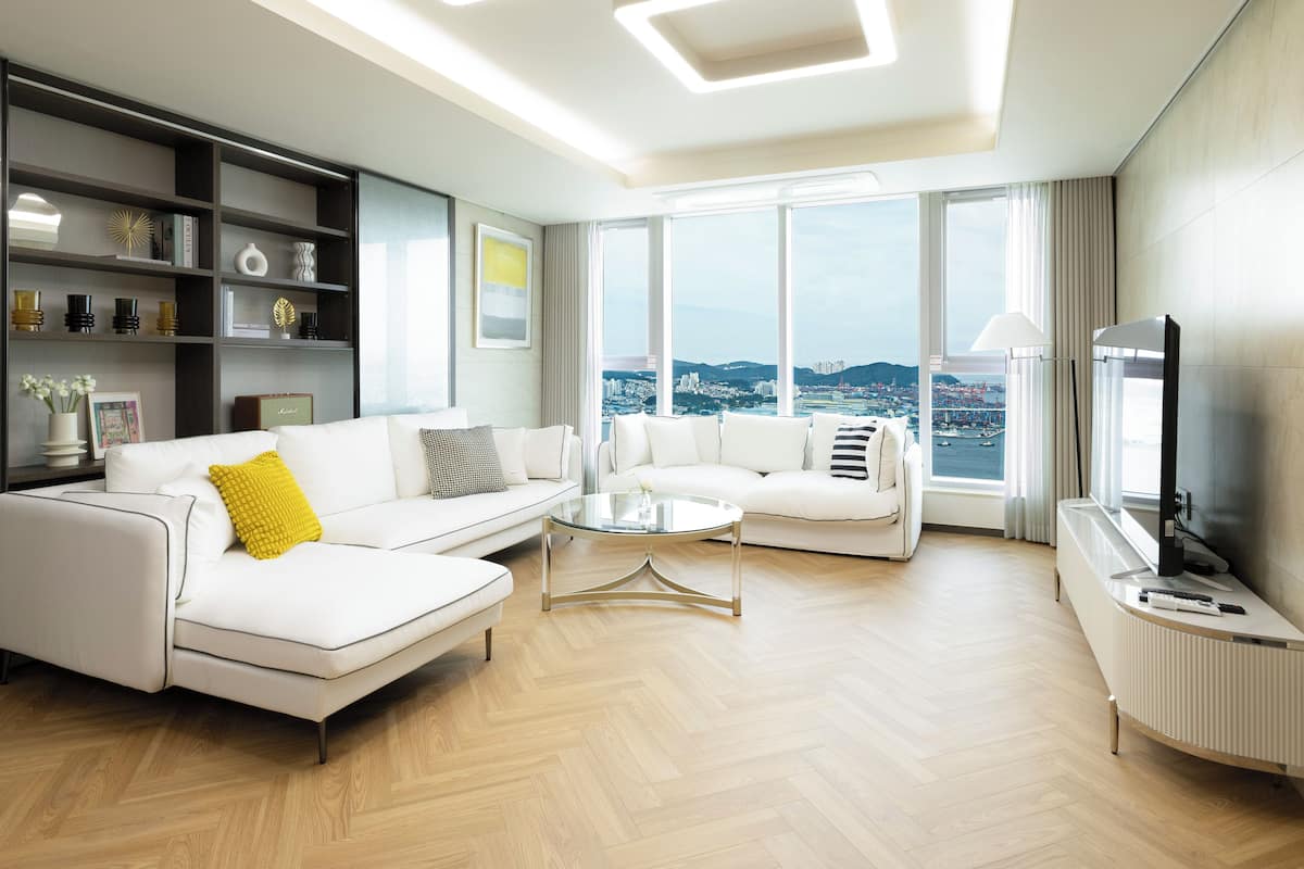 2 bedrooms, premium bedding, blackout curtains, free WiFi