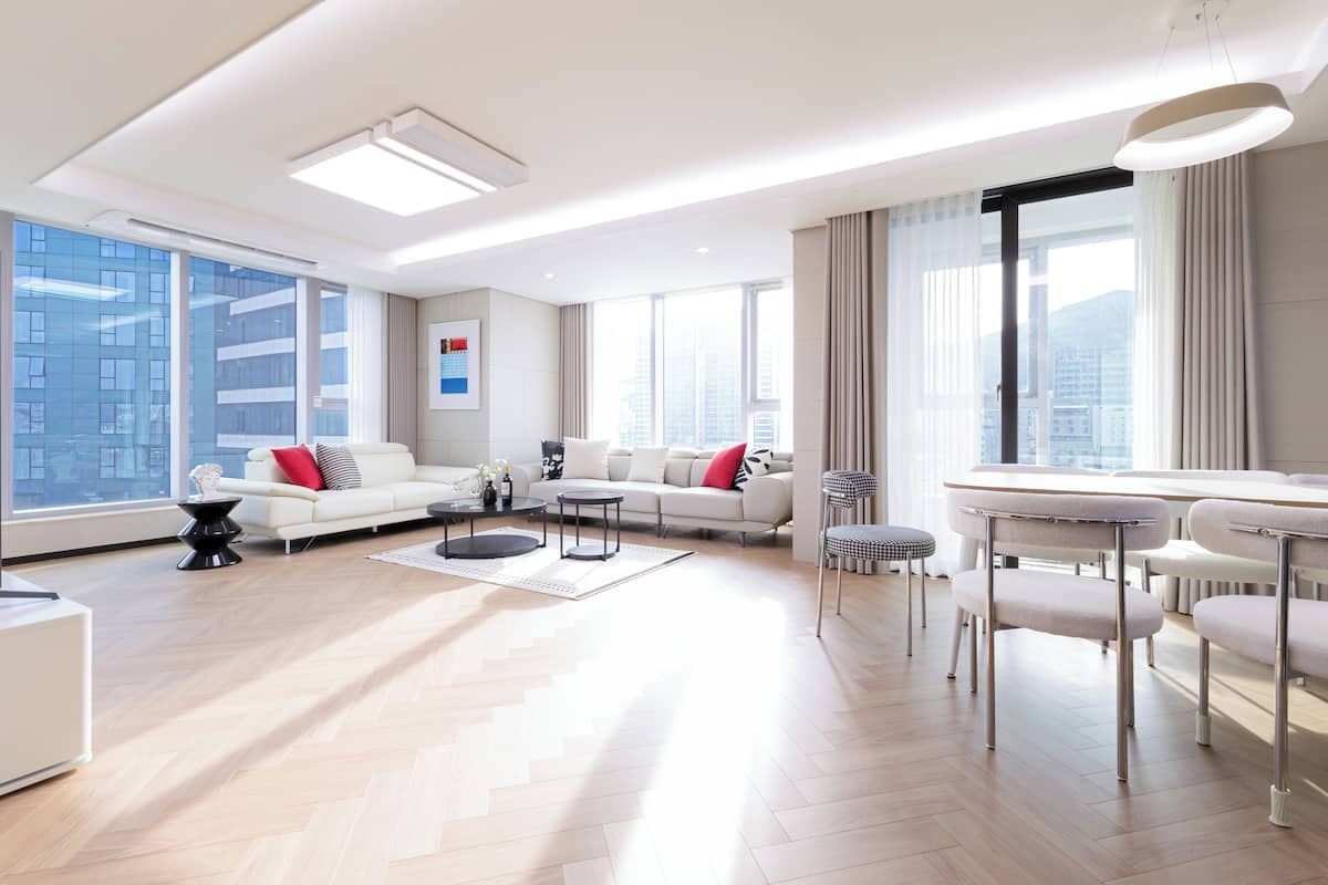 Grand Suite Marina A | Área de sala de estar | Piso con calefacción