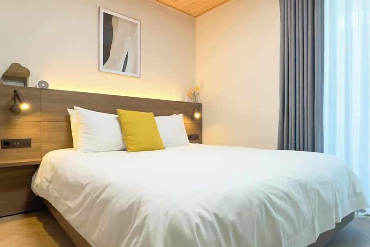 2 habitaciones, ropa de cama de alta calidad y cortinas blackout