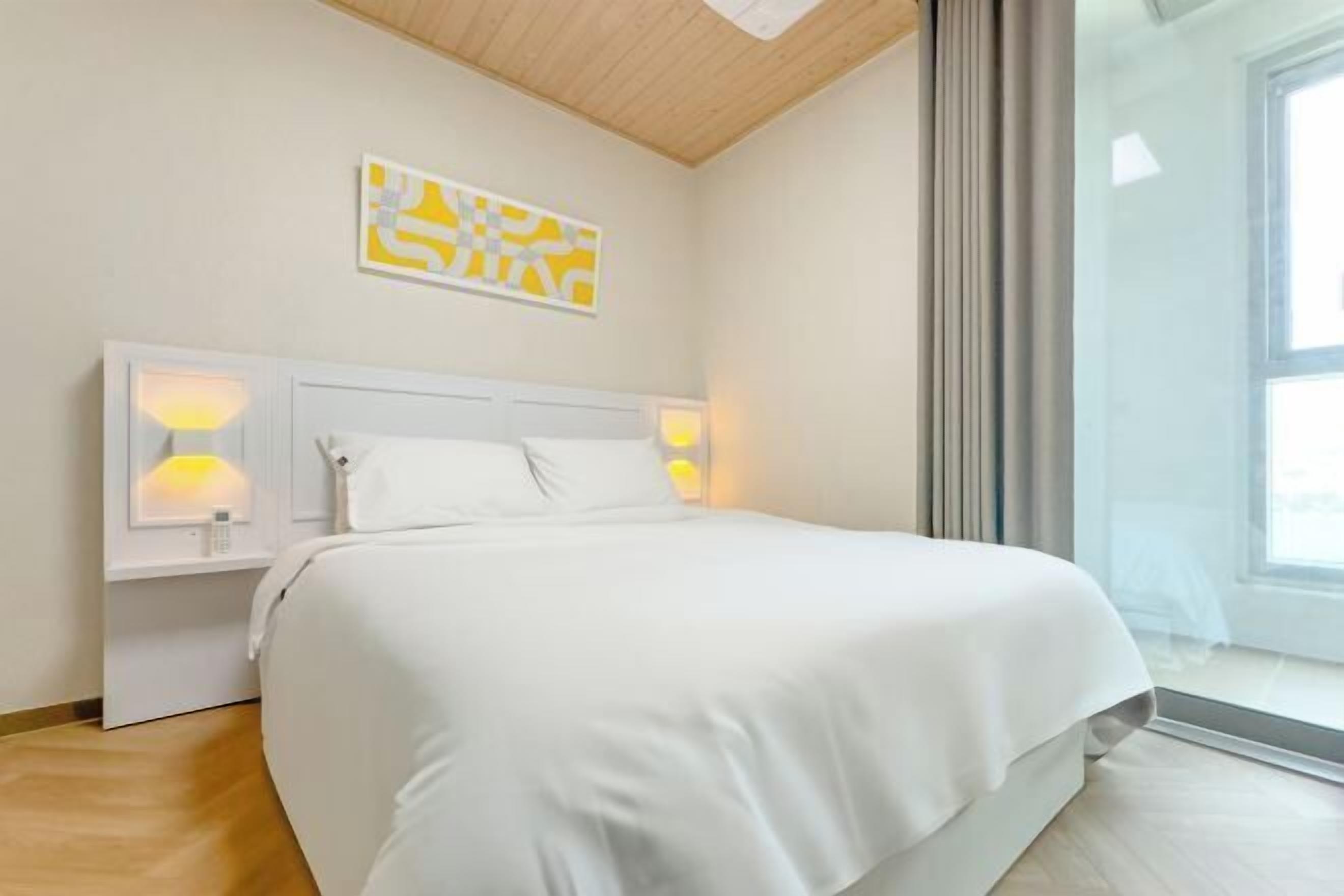 高  档床上用品、遮光窗帘、免费 WiFi、床单