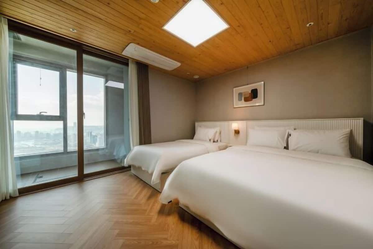2 habitaciones, ropa de cama de alta calidad y cortinas blackout
