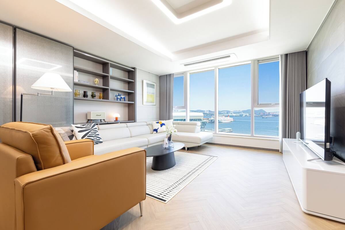 Family Suite Ocean C | منطقة المعيشة | أرضيات مدفأة