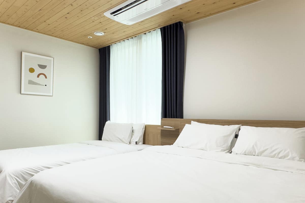 Two Bed Marina A | 2 habitaciones, ropa de cama de alta calidad y cortinas blackout