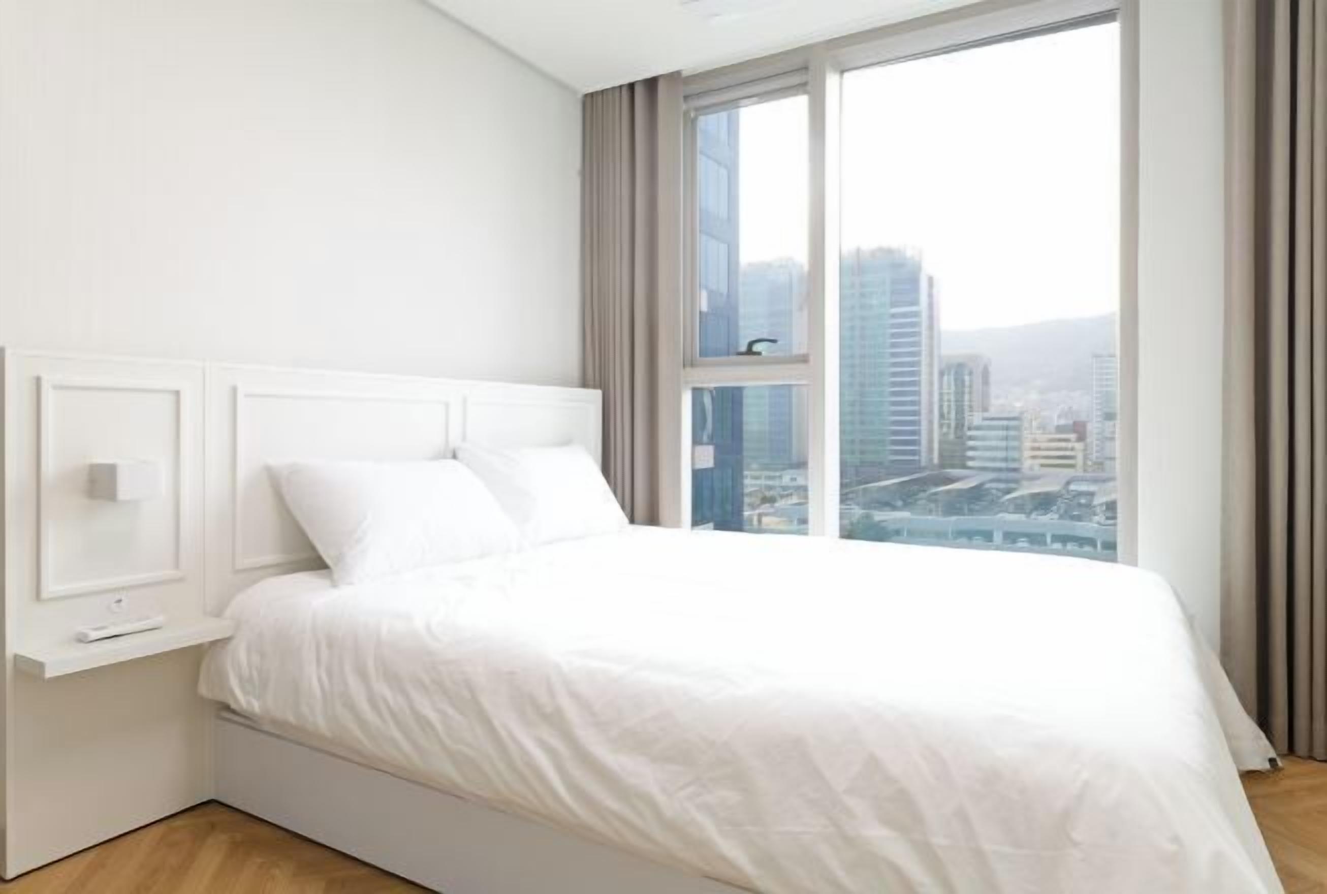 Sängtillbehör av högsta kvalitet, mörkläggningsgardiner och gratis wi-fi