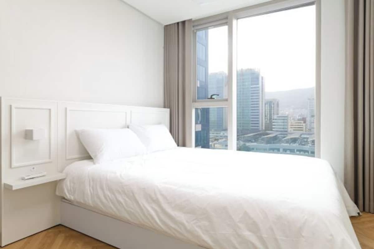 Sängtillbehör av högsta kvalitet, mörkläggningsgardiner och gratis wi-fi