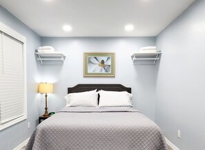 1 bedroom, desk, iron/ironing board, travel cot - Studio "Grande" (Lakeland)