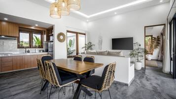 Deluxe Villa, 2 Bedrooms, Private Pool, Garden View | Ruang makan