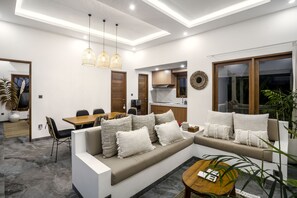 Deluxe Villa, 2 Bedrooms, Private Pool, Garden View | Ruang tamu | 32 inci televisyen dengan kabel 