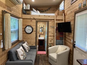 1 bedroom, free WiFi, bed sheets - Charming Tiny House on 10 Wooded Acres (Richmond)