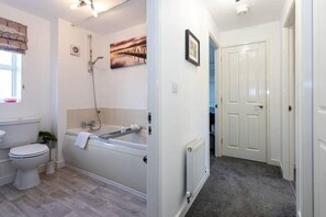Shower, hair dryer, towels - Manchester - House - (Manchester)