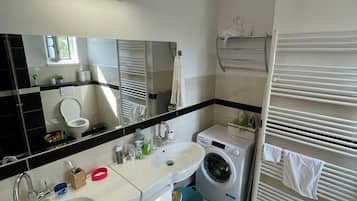 Ensemble douche/baignoire, sèche-cheveux, serviettes fournies