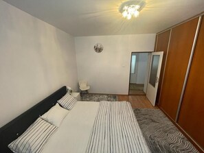 4 makuuhuonetta, silitysrauta/-lauta, Wi-Fi, vuodevaatteet