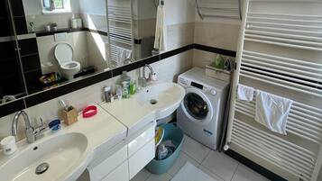 Ensemble douche/baignoire, sĂšche-cheveux, serviettes fournies