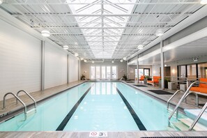 Indoor pool - Amazing Streeterville 2BR w/ Gym & Pool, Ohio St beach, by Blueground (Chicago)
