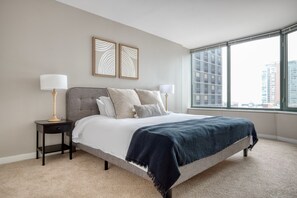 2 bedrooms, iron/ironing board, WiFi, bed sheets - Amazing Streeterville 2BR w/ Gym & Pool, Ohio St beach, by Blueground (Chicago)