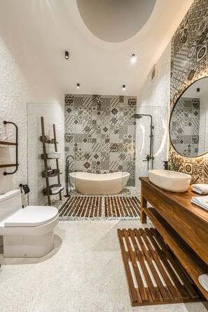 Badewanne und Dusche (separat), Regendusche, kostenlose Toilettenartikel