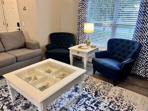 Smart-TV, Bücher, Stereoanlage